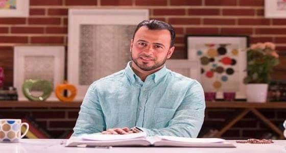 بالصورة.. تي شيرت الداعية المصري مصطفى حسني يثير استياء متابعيه