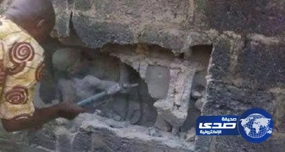اخراج فتى حيا بعد احتجازه 3 أيام داخل جدار