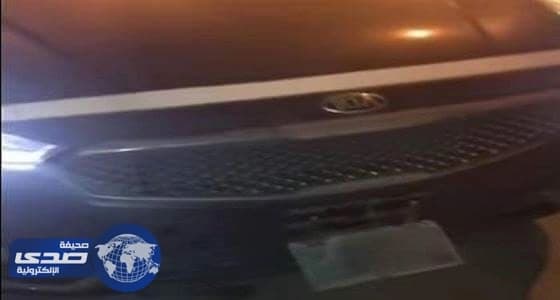 بالفيديو .. أمن الطرق يضبط سيارة تستخدم تقنية لإخفاء لوحة السيارة