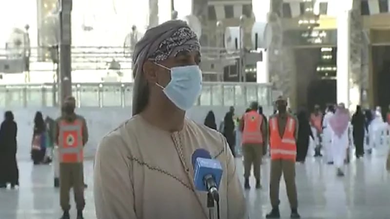 بالفيديو .. معتمر عراقي يوجه رسالة لأهل بغداد من أمام الحرم المكي