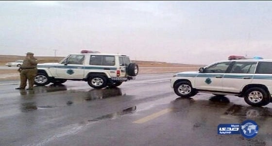 صورة اليوم.. رجال قوات الطوارئ يصنعون حاجزًا بشريًا لحماية الحجاج من التكدس