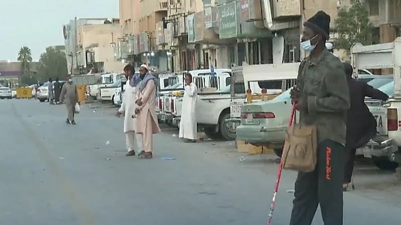 شاهد.. عمالة على الأرصفة تبيع التأشيرات وعامل مزارع يعمل "سباكا" 