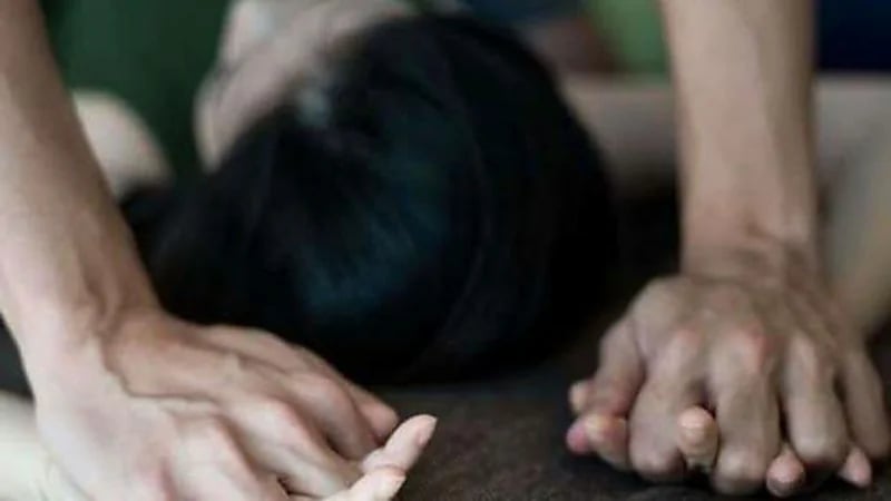 4 ذئاب بشرية تغتصب امرأة أمام زوجها خلال نزهة برية 