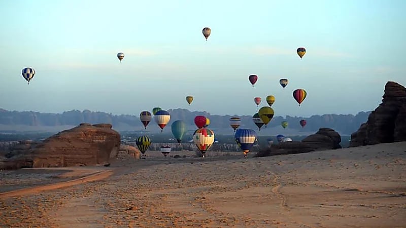 وزير الثقافة : مواطنون سيحملون قريباً رخصة "طيار منطاد محترف"