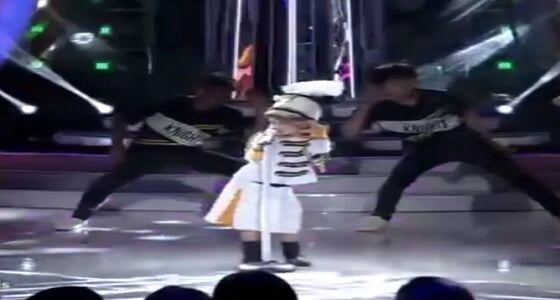 بالفيديو..طفلة تبهر الجمهور بتقليدها نجمة عالمية