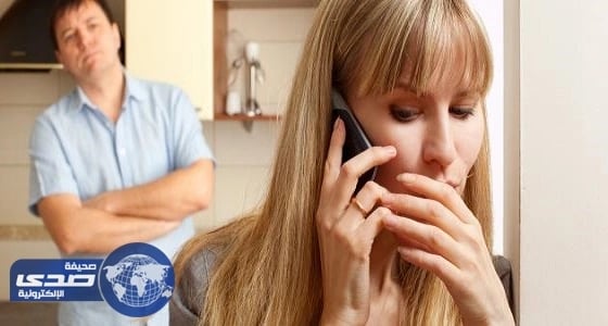 مقطع صوتي يكشف خيانة امرأة لزوجها مع صديقه يوميا