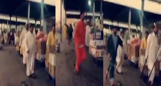 بالفيديو.. لحظة مداهمة الجهات الأمنية لسوق الخضار بجدة وهروب جماعي للعمالة