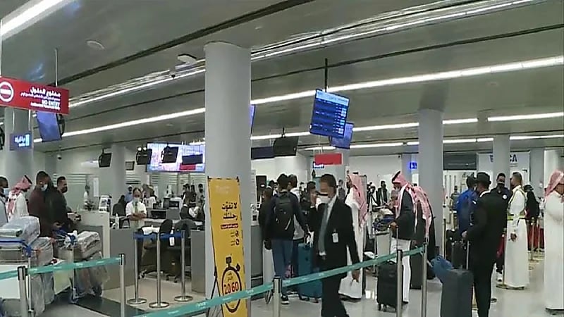 فيديو يرصد عودة حركة الملاحة الجوية في مطار أبها بعد المحاولة الحوثية لاستهدافه