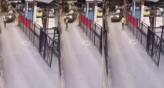 بالفيديو.. بوابة إلكترونية تحمل طفلا وتعلق رأسه في الهواء