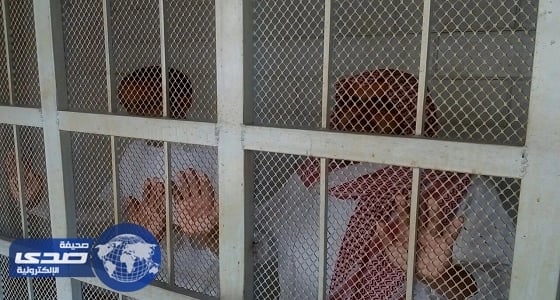 فيديو مروع لطفلة مٌعلقة من رقبتها بالدور الرابع