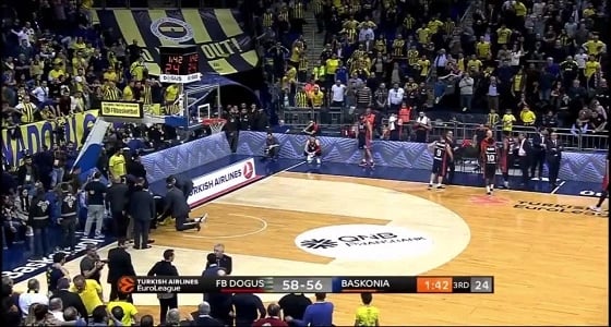 لاعب كرة سلة يتسبب فى إصابة مروعة للخصم