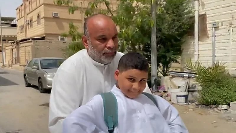 بالفيديو.. أب يتحدى الظروف لايصال نجله إلى المدرسة على دراجة هوائية