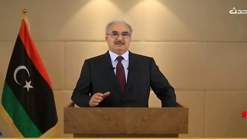 ‏بالفيديو.. حفتر يقدم أوراق ترشحه للانتخابات الرئاسية في ليبيا