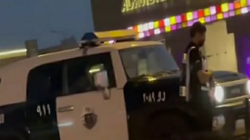 شاهد.. مقيم يصور رجل أمن يصلى على الرصيف ويعلق: الصلاة مكمن الأمن في المملكة