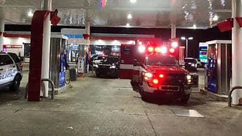 مسلح يسرق سيارة إسعاف بداخلها مريض ورجل إطفاء