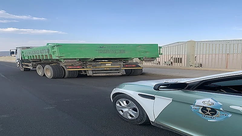 القبض على قائد شاحنة تسبب في كسر زجاج المركبات بالمدينة المنورة