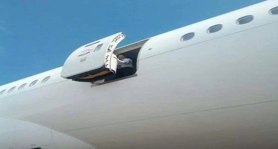 بالصور.. سقوط مضيفة من باب طائرة إماراتية قبيل الإقلاع