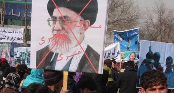 بالفيديو.. تظاهرات إيران تشتد والشعب يطالب بإسقاط النظام وصور الخميني تدهس بالنعال