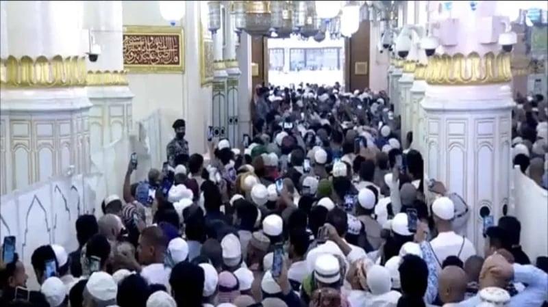 بالفيديو.. الزائرون يلتقطون الصور التذكارية في الروضة الشريفة