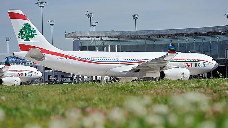 بالصور .. رصاصة طائشة تخترق طائرة ركاب لبنانية