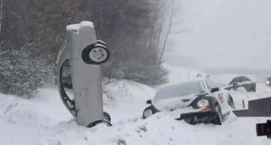 بالصور.. شتاء الدول الأوروبية بين المعاناة والسخرية