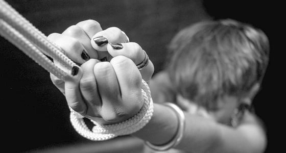 سيدة في دعوى طلاق: " زوجي مازوخي يرغمني على أفعال غريبة "