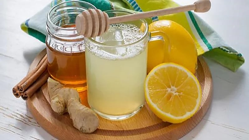 فوائد عديدة للعسل عند خلطه مع الماء الدافئ والليمون في الصباح
