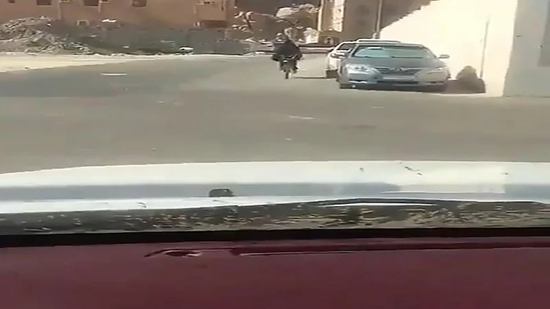 الفضول يدفع بسائق هايلكس بتصوير فتاة على دراجة ليشارك المقطع مع أصدقائه