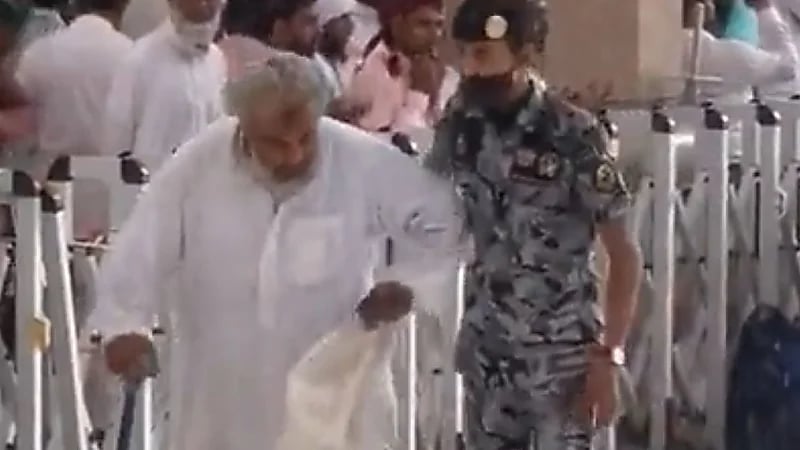 بالفيديو.. أمطار غزيرة اليوم بالحرم النبوي الشريف