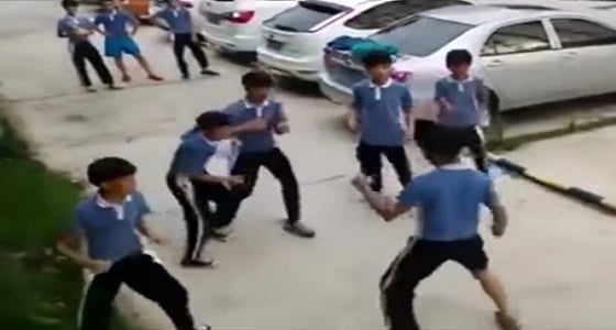 بالفيديو.. شاب يلقن 5 طلاب درسا قاسيا