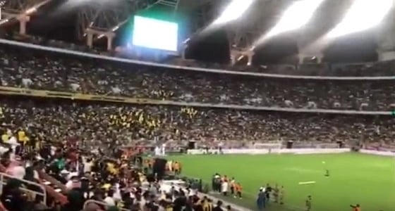 بالفيديو.. الجماهير تتفاعل مع الأغاني الوطنية قبل انطلاق نهائي الكأس