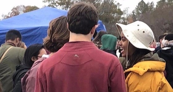 قبلات بين ابنة " أوباما " وهذا الشاب البريطاني