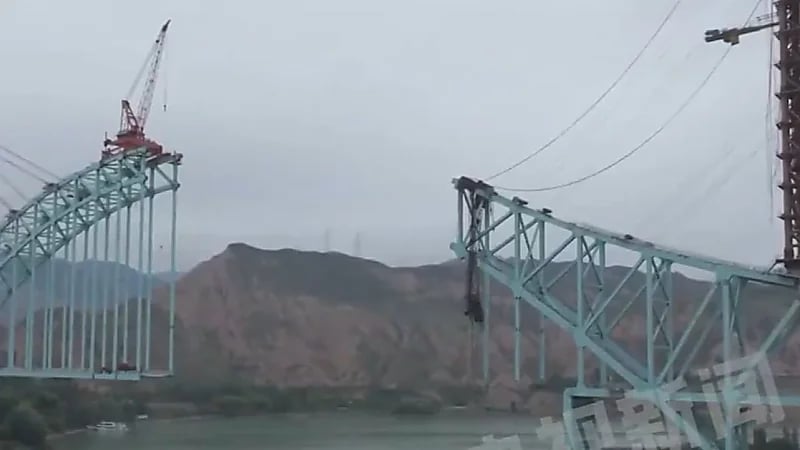 مصرع 10 عمال وفقدان 4 بانهيار جسر قيد الإنشاء.. فيديو