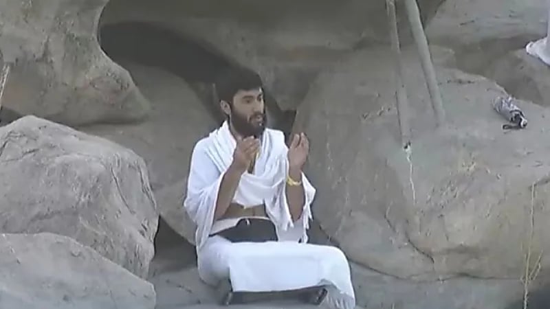 شاهد.. حاج من أعلى جبل الرحمة يتضرع بالدعاء في صباح يوم عرفة