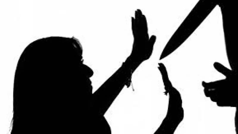 رجل يقتل زوجته طعنًا خلال مشادة كلامية ويدعي لعدة أيام أنها مريضة