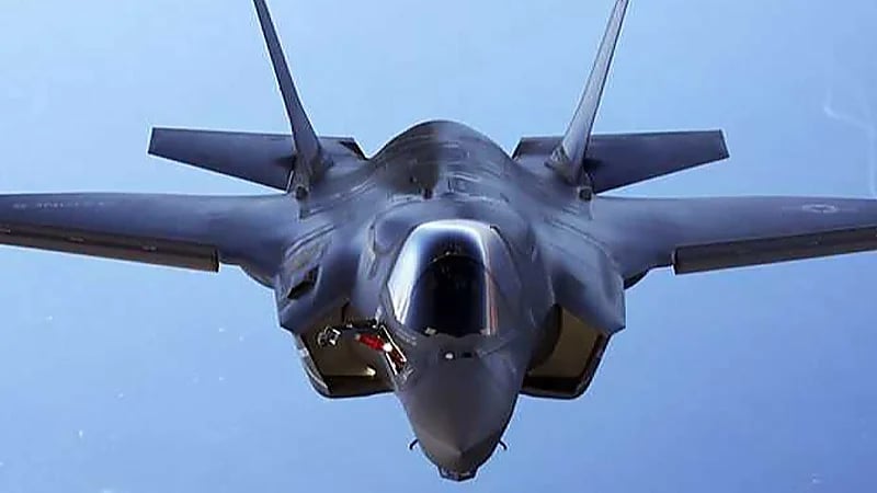 بالفيديو .. تحطم مقاتلة أمريكية أثناء هبوطها