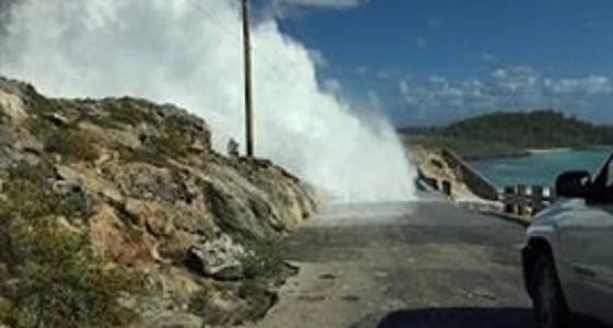 بالفيديو.. موجة عملاقة تطيح برجل من أعلى جسر