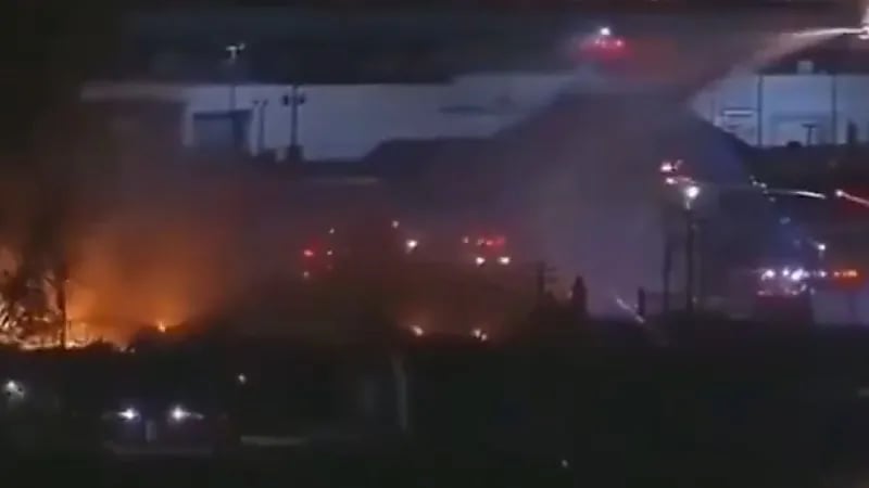 انفجار ضخم في مصنع للأسلحة الدفاعية في ولاية أركنساس ومصابين .. فيديو