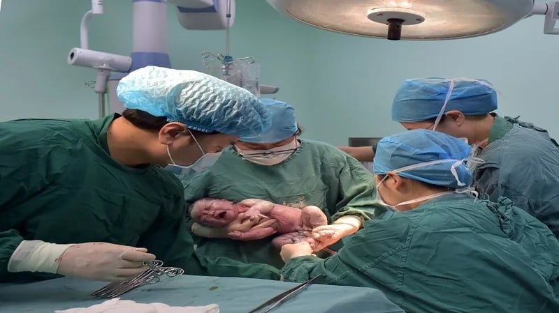 امرأة تحقق حلم الأمومة بعد 26 حالة إجهاض