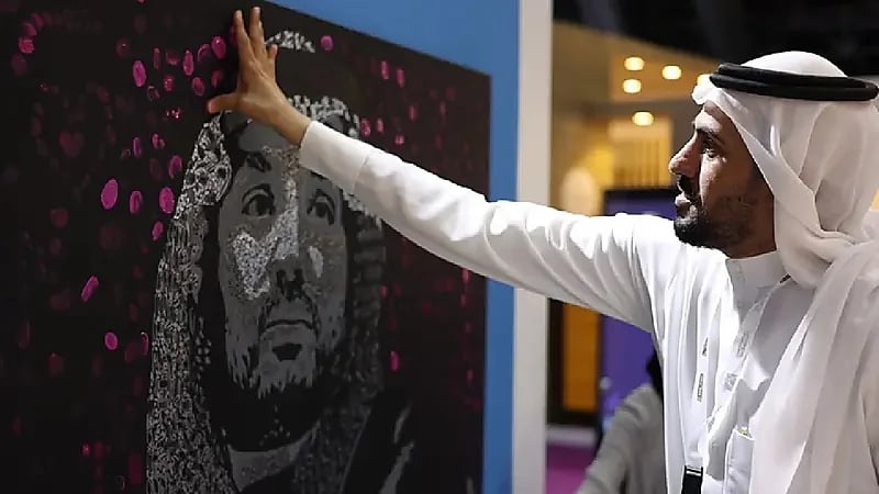 مواطن يرسم لوحة لولي العهد بـ 20 ألف بصمة يد