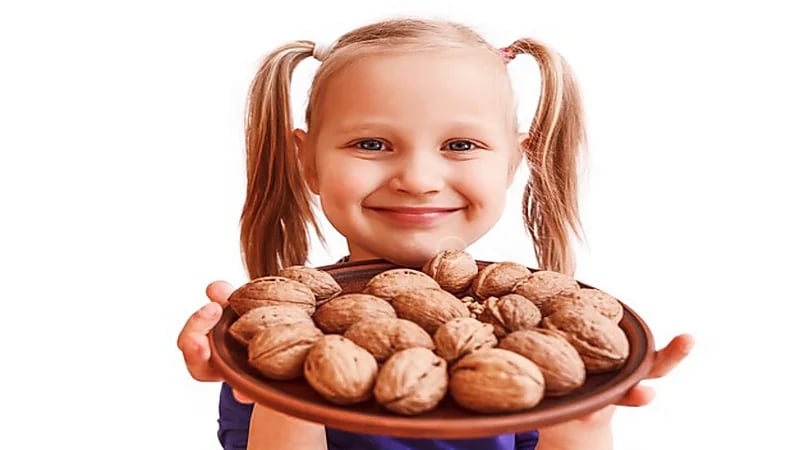 أضرار إفراط الأطفال في تناول "الجوز"