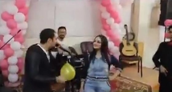 بالفيديو.. بطلة " ركبنى المرجيحة " تضع وزير التعليم المصري في ورطة