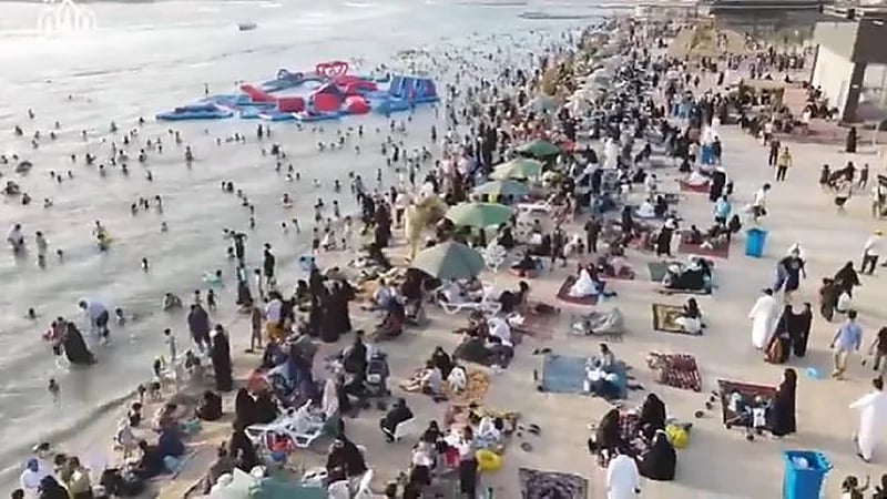 أهالي جدة يستمتعون بشاطئ أبحر الجنوبية بعد فتحه للجميع مجانًا
