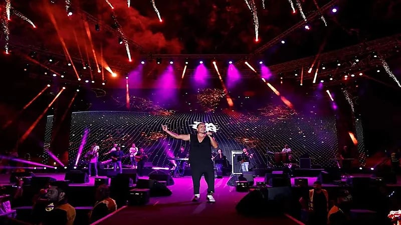 شاهد.. عمرو دياب يشعل حماس الجمهور في حفلته بالأردن