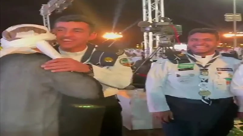 شقيقان يمنيان يحتفلان بتخرجهما من جامعة حائل بعد حصولهما على منحة.. فيديو