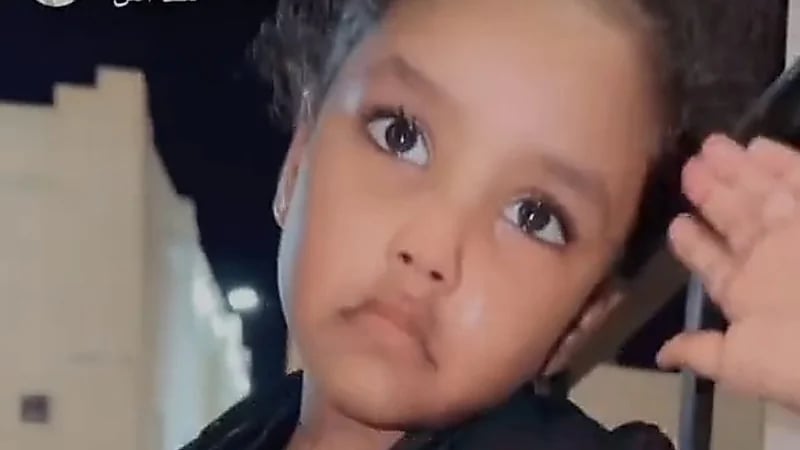 تأثر فتاة بعد ترك والدتها العمل بالمملكة وعودتهما لديارهما .. فيديو