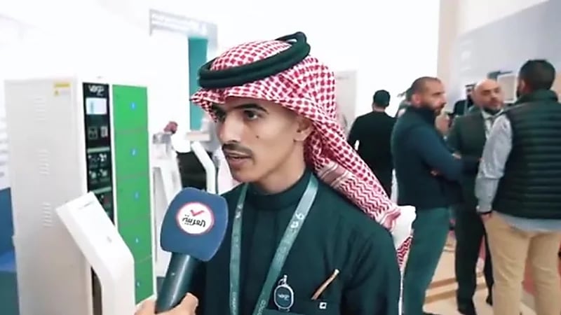 طالب جامعي يبتكر أول سيارة تعمل بالطاقة الشمسية ودراجة كهربائية في المملكة .. فيديو