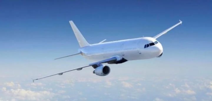 طائرة تثير الفزع بسبب تسريب مياة