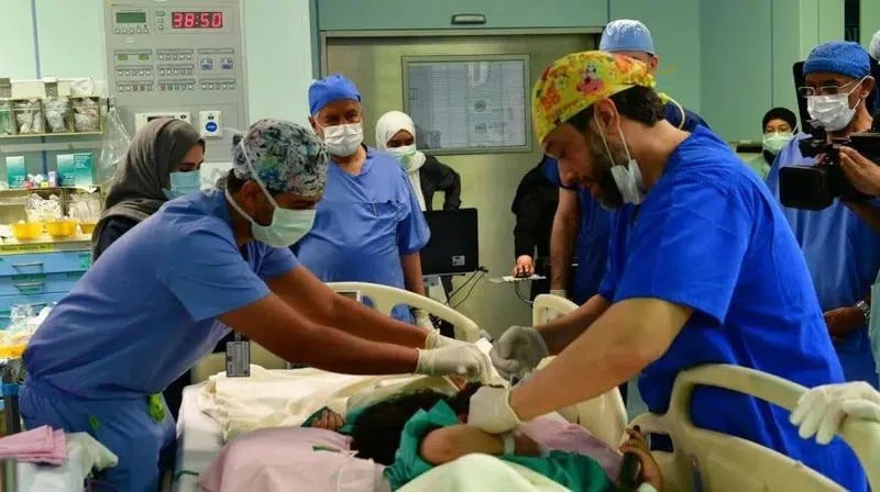 ‏الربيعة يطمئن على صحة التوأم السيامي المصري بعد أسبوعين من فصلهما