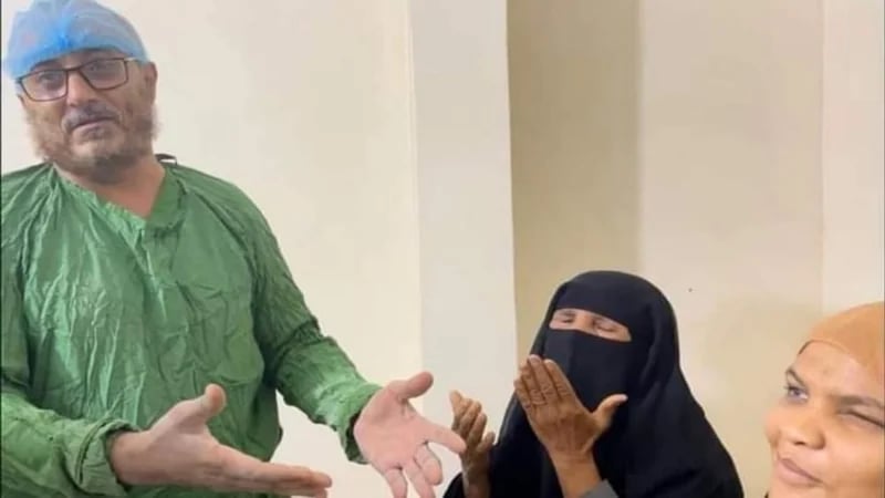 بالصور.. شابة يمنية مُصابة بالعمى ترى وجه والدتها لأول مرة بعد 22 عامًا